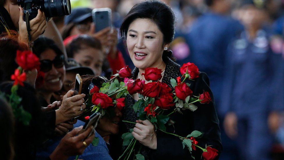 Бывшего премьер-министра Таиланда Йинглак Чинавата приветствуют сторонники, когда она прибыла, чтобы произнести заключительные слова в суде