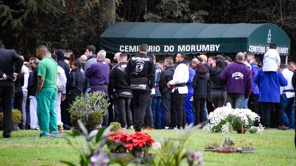 Friends and relatives attend the wake of Leandro Lo at the Morumbi Cemetery in São Paulo on 8 August 2022