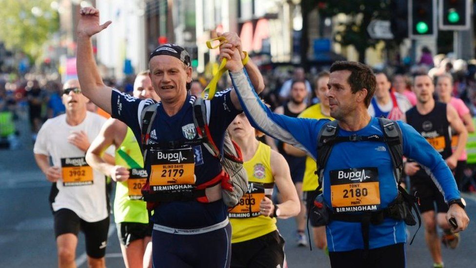 London Marathon 2016: Major Tim Peake launches race - BBC News