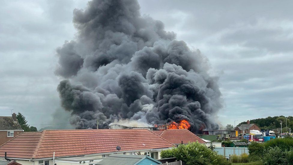 Wrangle: Lincolnshire fire crews tackle warehouse blaze - BBC News