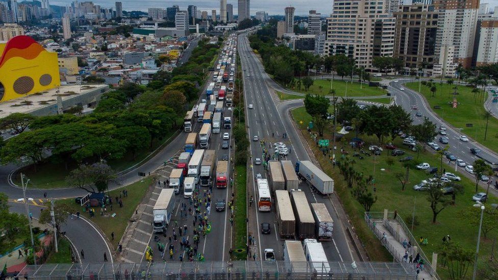 Длинная вереница грузовиков участвует в блокаде в знак протеста против поражения президента Жаира Болсонару на всеобщих выборах в Бразилии на шоссе на окраине Сан-Паулу 2 ноября