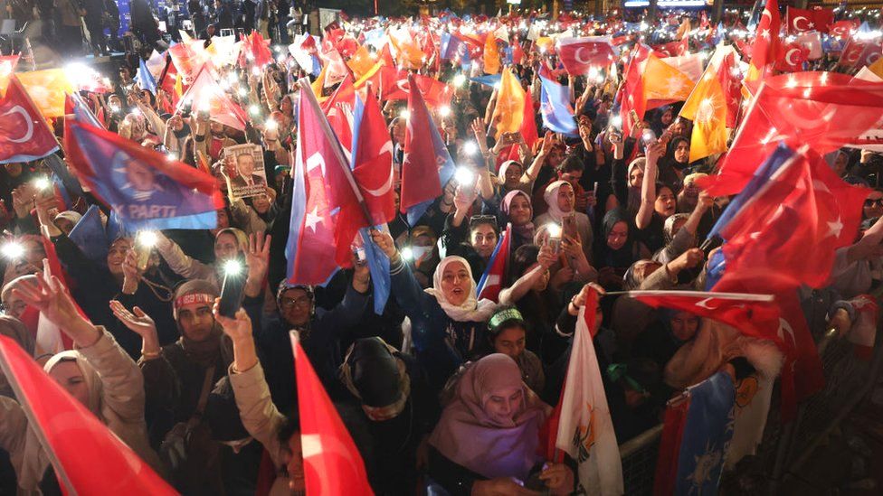 Сторонники президента Турции Тайипа Эрдогана размахивают флагами перед штаб-квартирой ПСР после закрытия избирательных участков на президентских и парламентских выборах в Турции в Анкаре 15 мая Турция