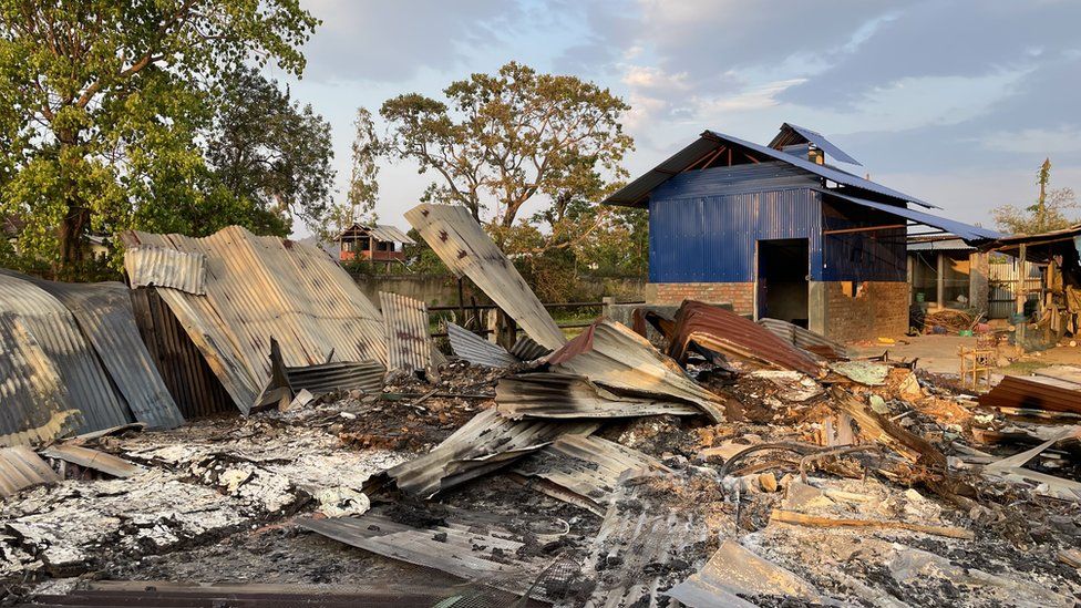 Разрушенные жестяные дома в Манипуре