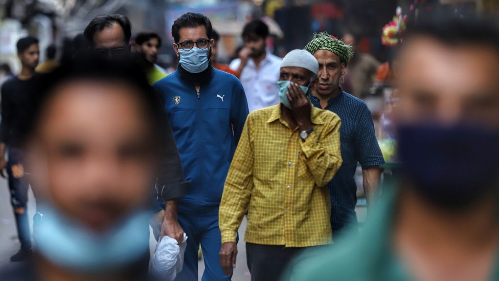 Viajeros con máscaras en Delhi, India, el 14 de marzo de 2021