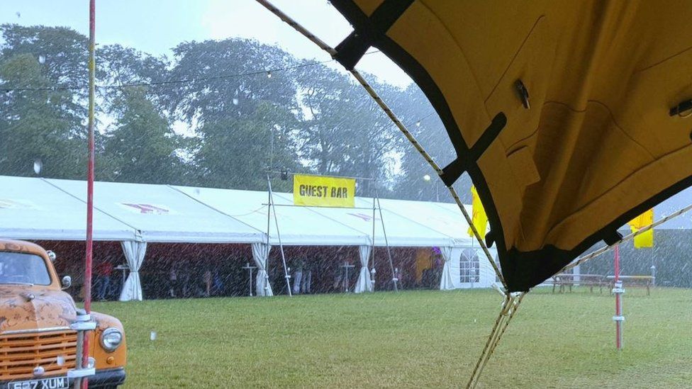 Thousands brave bad weather at Leeds Festival BBC News