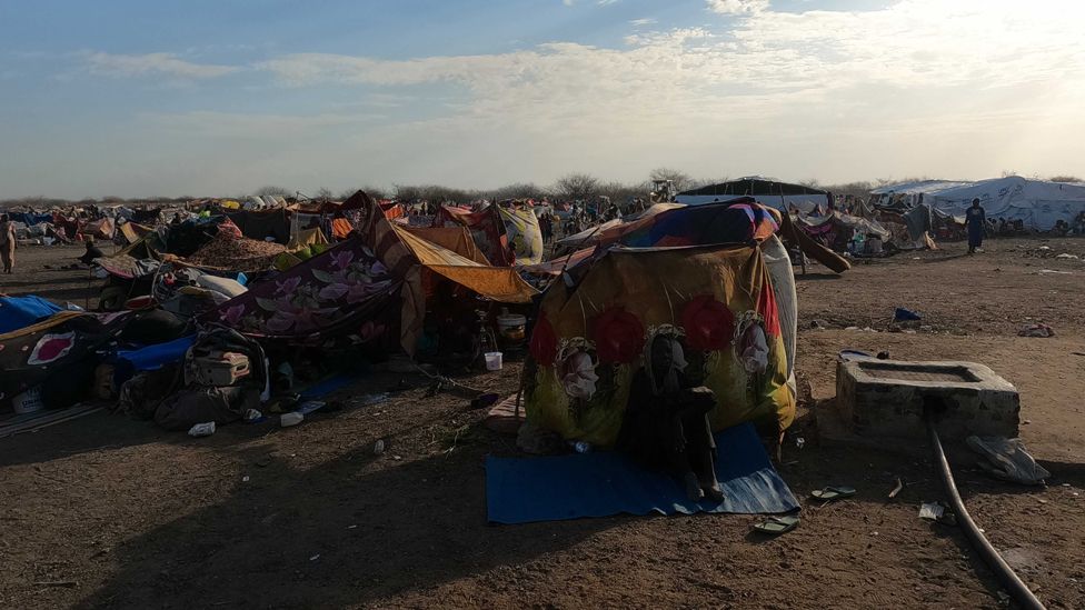 Вид на лагерь для вынужденных переселенцев