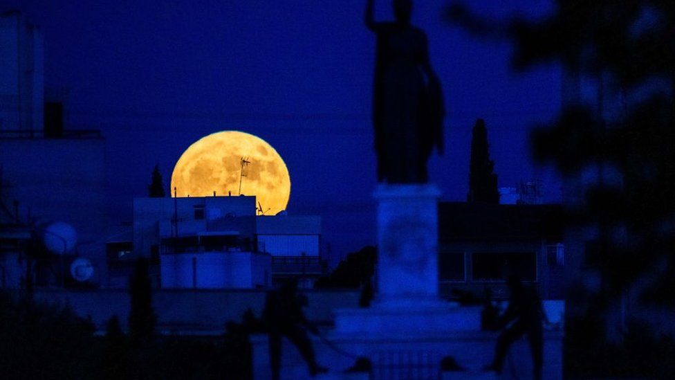 Суперлуна восходит за Монументом Свободы