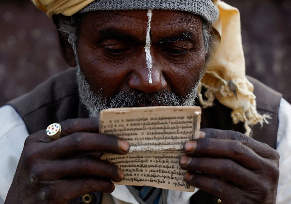 Një njeri i shenjtë hindu, ose sadhu, lexon një libër të shenjtë në Tempullin Pashupatinath gjatë festivalit Shivaratri në Katmandu, Nepal, më 18 shkurt 2023