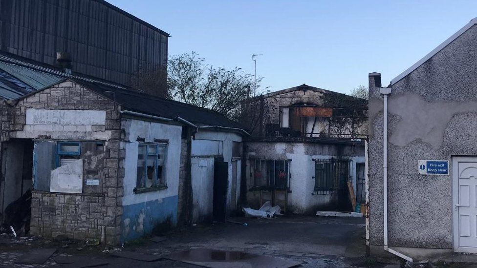 Tân mewn gweithdy trin ceir ym Mhenybont ar Ogwr BBC Cymru Fyw