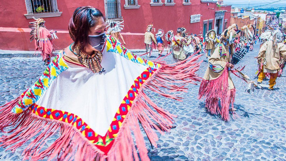 Native Americans with traditional costume participate at the festival of Valle del Maiz in San Miguel de Allende, Mexico. (Photo by: Kobby Dagan/VW Pics/Universal Images Group via Getty Images)