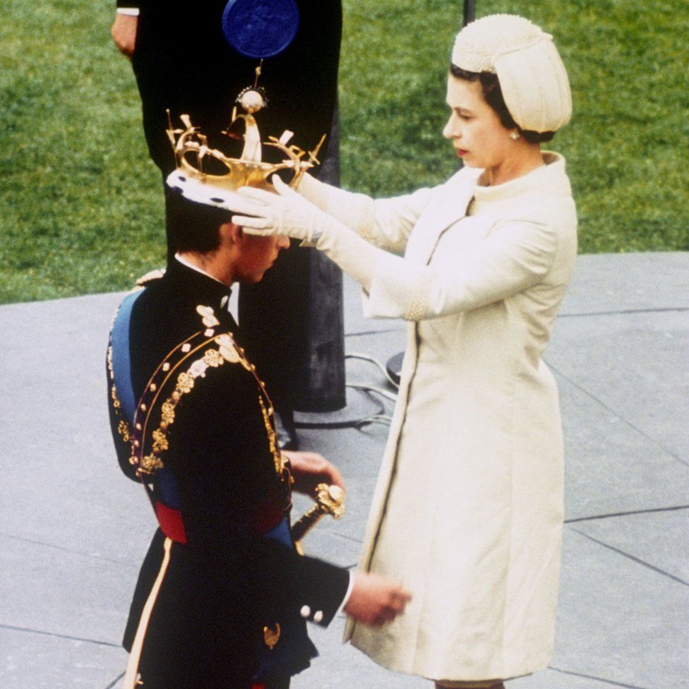 Королева Елизавета II официально награждает своего сына принца Чарльза короной принца Уэльского во время церемонии в замке Карнарвон в Кардиффе