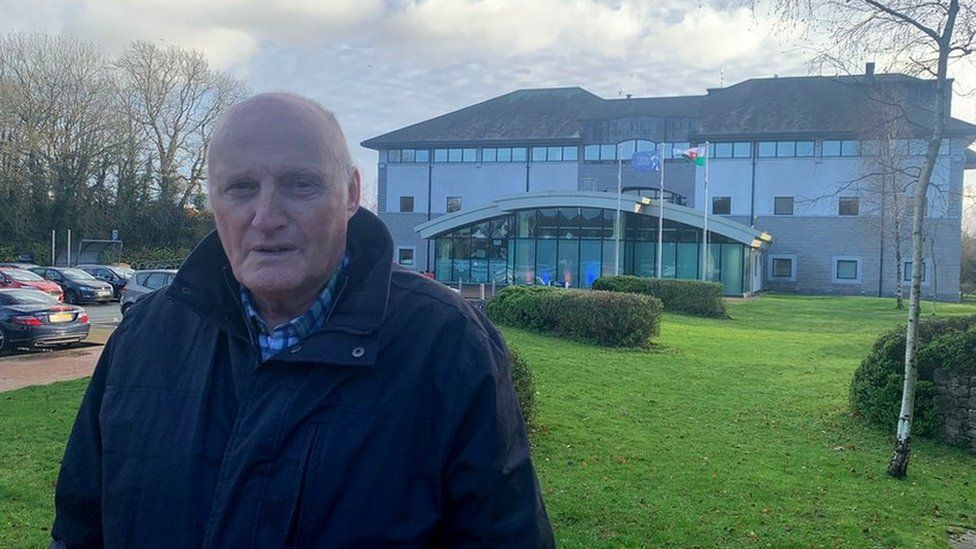 'Un teulu mawr' Sut mae'n teimlo i gynghorwyr sy'n sefyll lawr? BBC