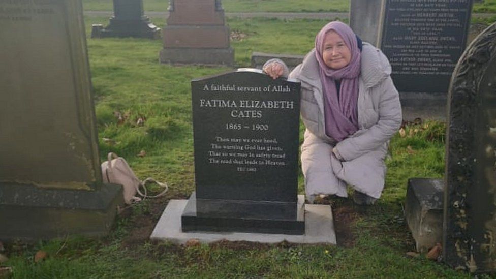 Amirah Scarisbrick with the gravestone
