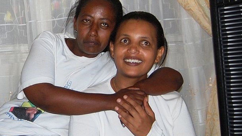 Лидер эфиопской оппозиции Биртукан Мидекса (справа) улыбается после того, как вернулась домой в Аддис-Абебе через несколько часов после того, как была освобождена из тюрьмы эфиопскими властями 6 октября 2010 г.