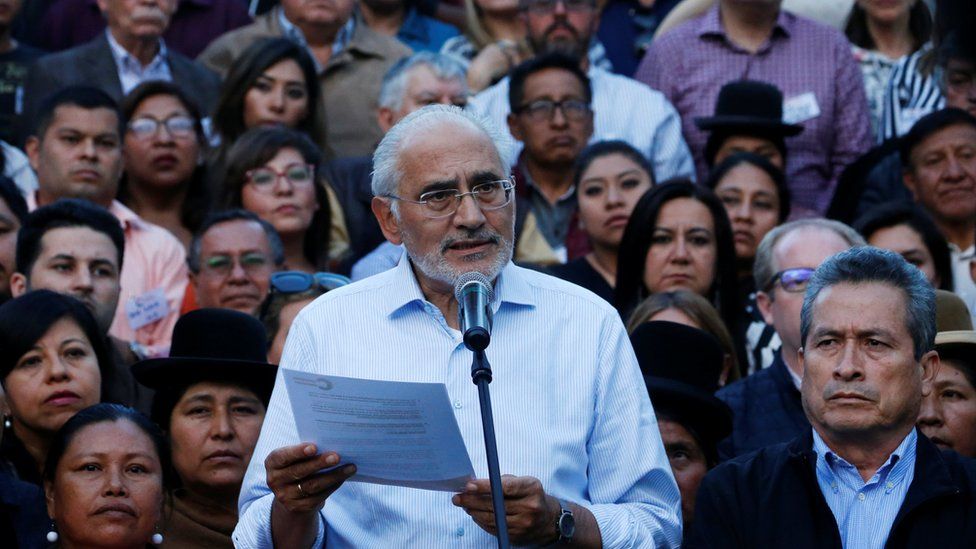 Carlos Mesa addressing a crowd of people on 3 November