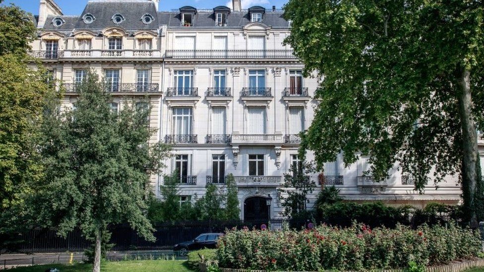 Jeffrey Epstein case: Financier's Paris flat searched by police - BBC News