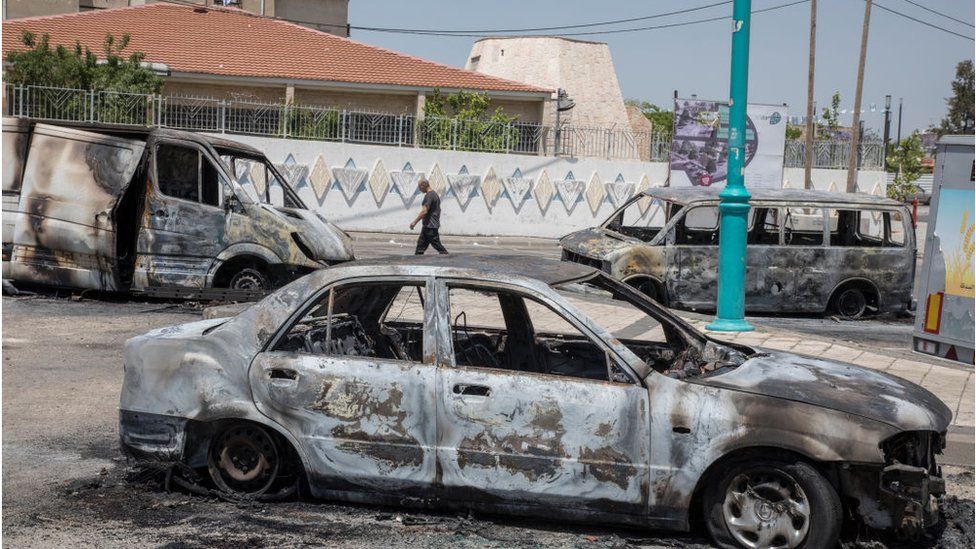 Останки автомобилей, сожженных во время межобщинных столкновений в Лоде (12.05.21)