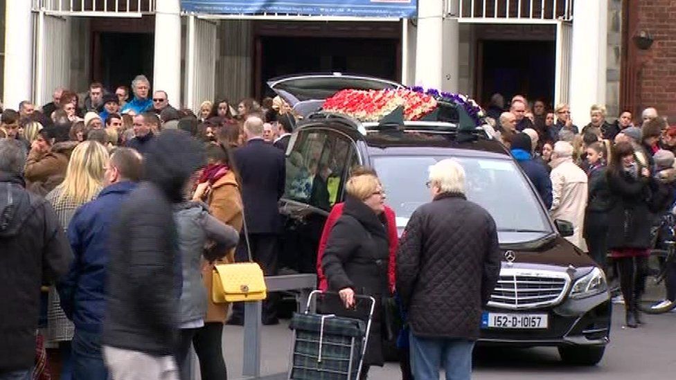 Священник на похоронах сказал скорбящим, что любое мстительное насилие должно быть осуждено самым решительным образом