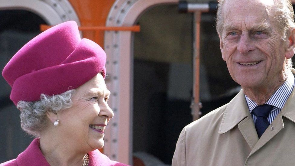 Cornwall surf life-saving community pays tribute to Queen - BBC News