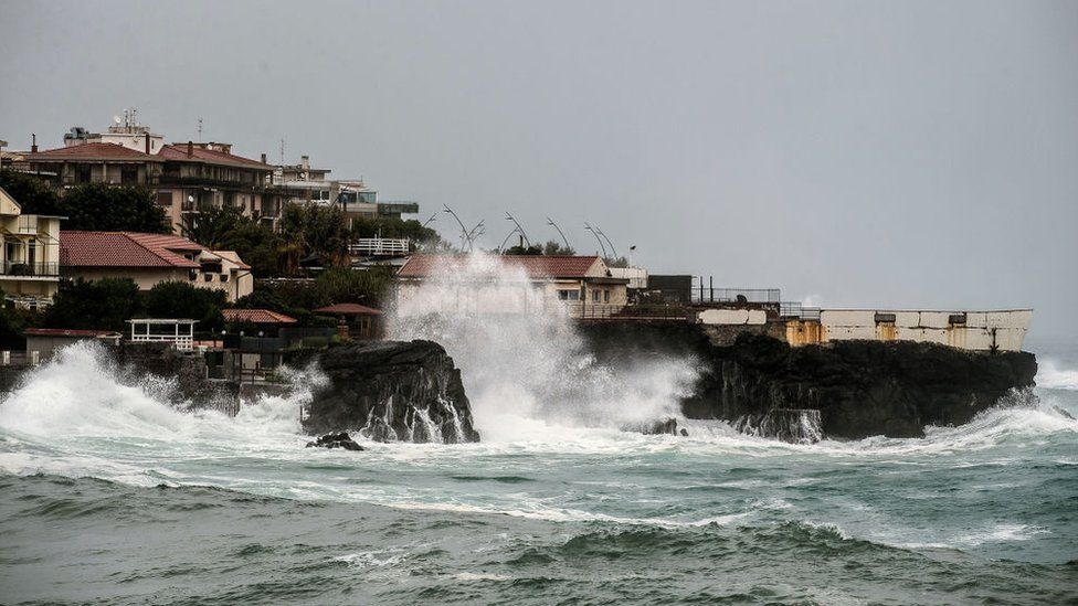 Очень бурное море и высокие волны разбиваются о береговой линии города, вызванные плохой погодой последних нескольких дней со Средиземноморским циклоном 29 октября 2021 года в Катании, Италия