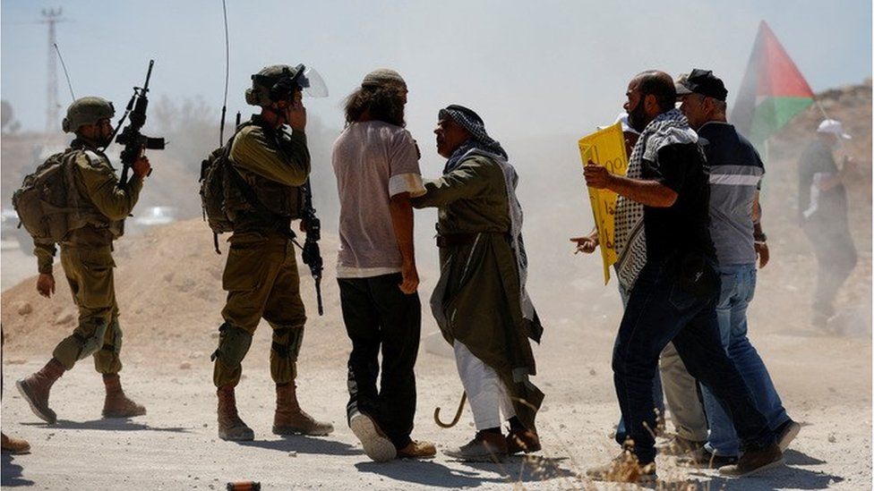 Израильский поселенец и палестинец спорят в деревне Аль-Мугайир на Западном берегу (29/07/22)