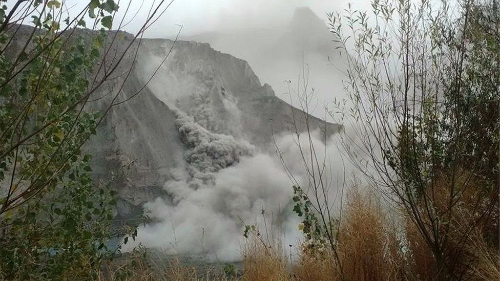A picture shows a landslide in Pakistan's northern Hunza valley following an earthquake (26 October 2015)