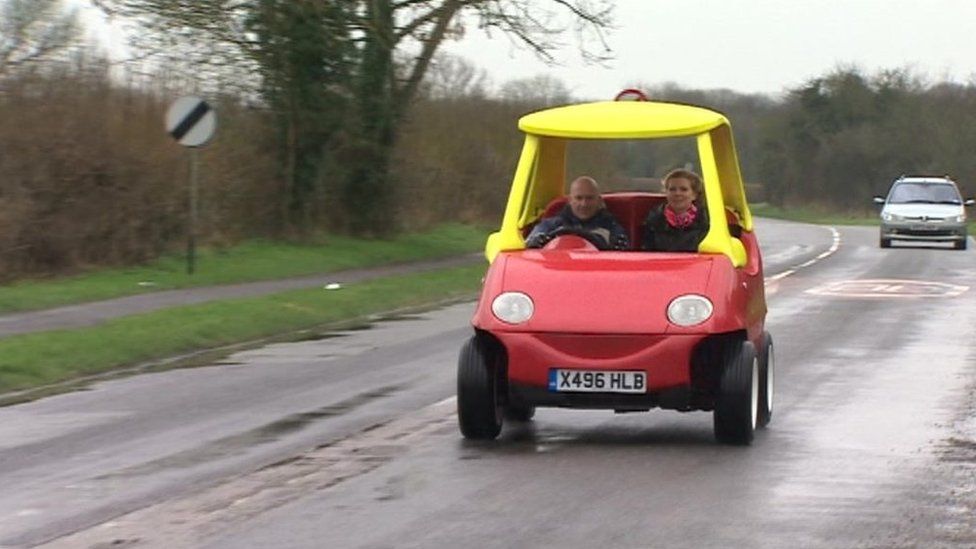 markering Trappenhuis baas Little Tike' real life car goes on sale - BBC News