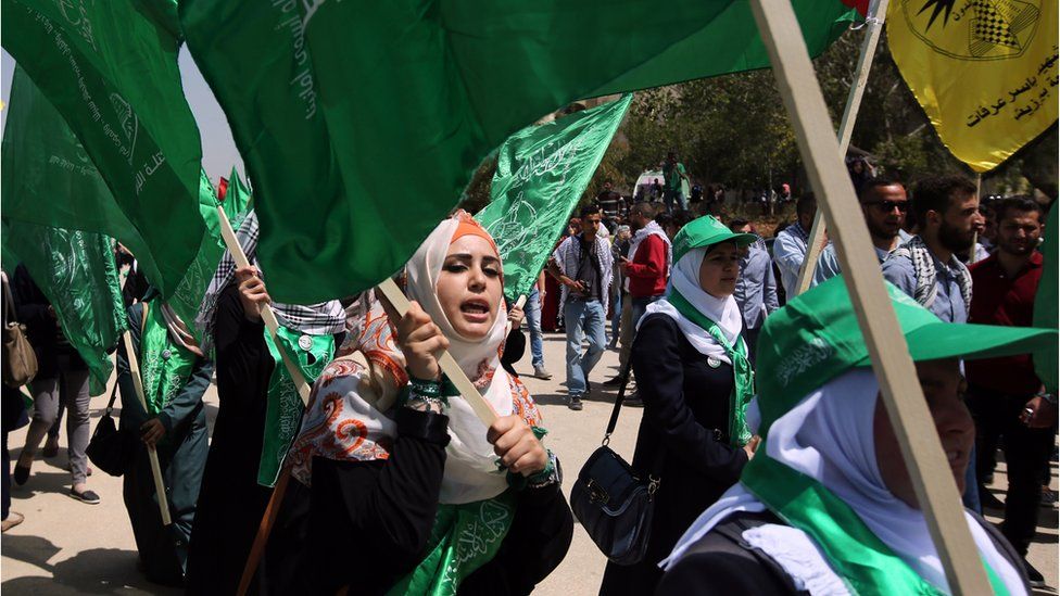 Palestinian supporters of the Hamas movement rally on the eve of the student council elections at the Bir Zeit University in Ramallah (21 April 2015)