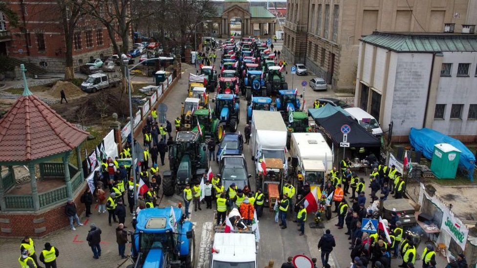 Аэрофотоснимок, сделанный с помощью беспилотника, показывает, что польские фермеры блокируют улицу во время акции протеста в Щецине, на северо-западе Польши