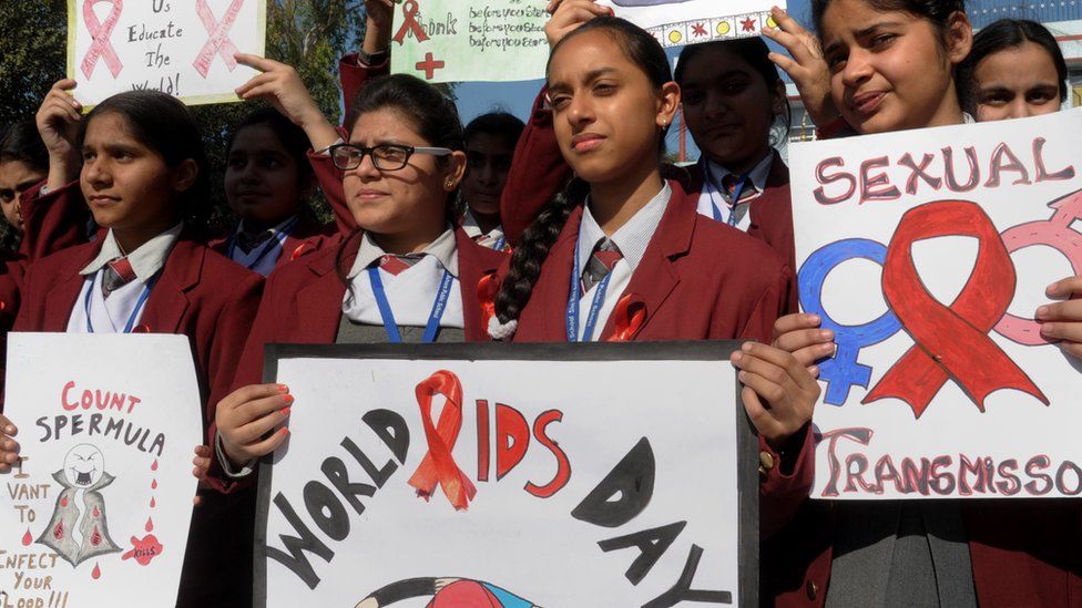 Индийские школьники принимают участие в информационной кампании, посвященной Всемирному дню борьбы со СПИДом, в школе 1 декабря 2014 г.