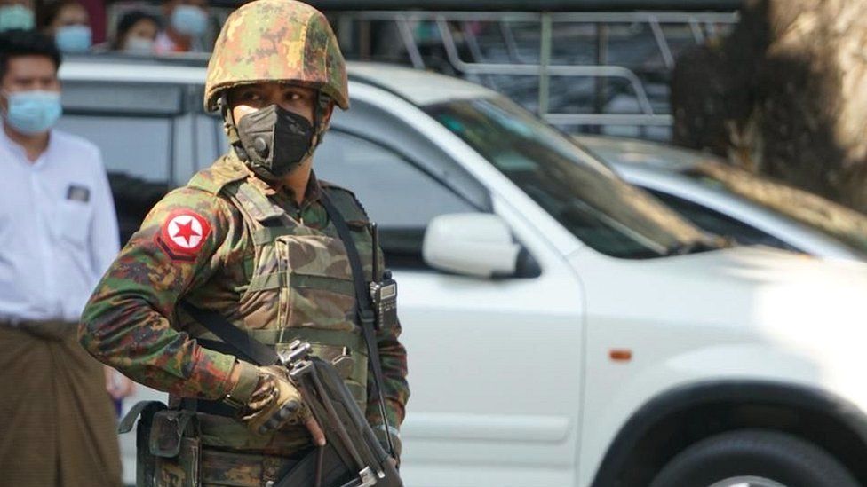 Солдат в маске на карауле в Янгоне