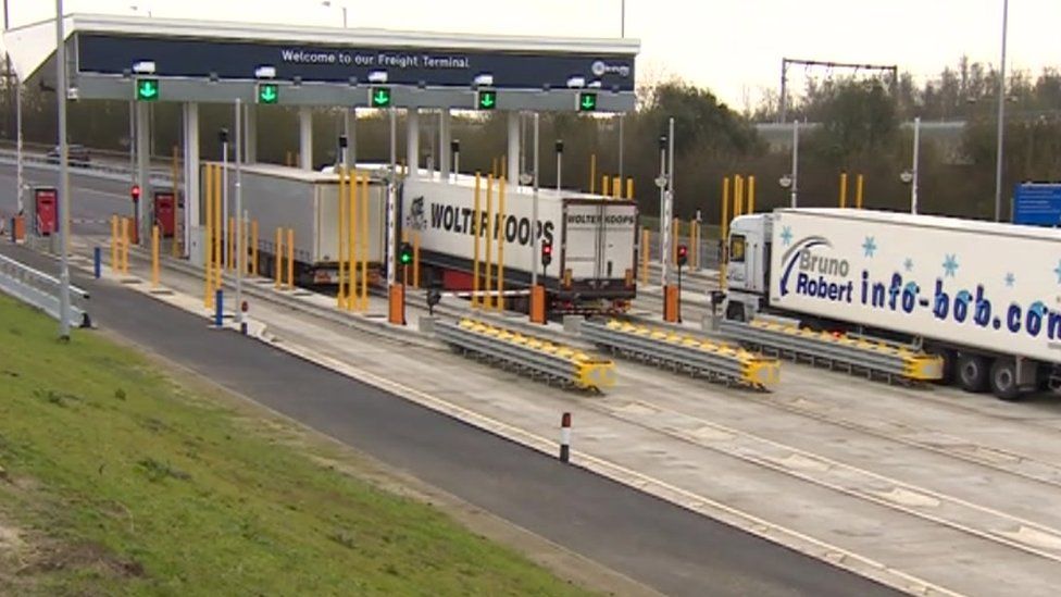 New Channel Tunnel checkin 'to keep M20 moving' BBC News