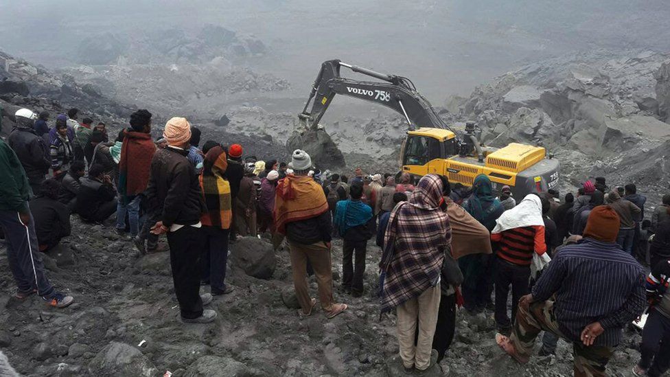 People stand and watch rescue works being continued at the disaster site where a coal mine collapsed in Godda, some 350 kilometers from Ranchi, India, 30 December 2016