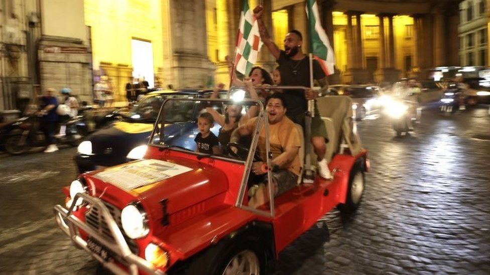 Поклонники Италии празднуют, когда едут на машине по Неаполю. Фото: 11 июля 2021 г.