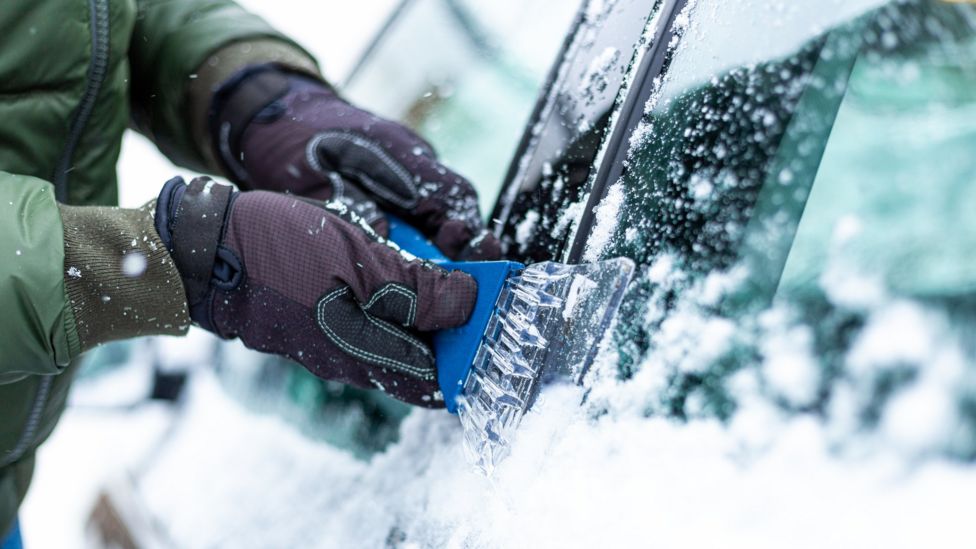 London snow Weather brings transport to a standstill BBC News