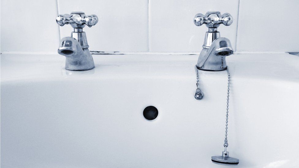 Why do homes in the UK have separate hot and cold taps? BBC News