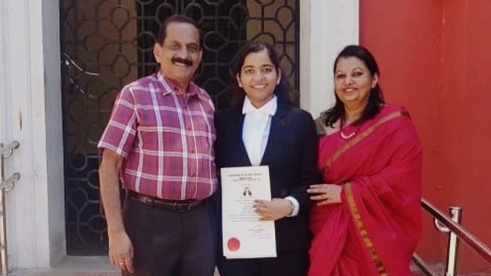 Сара Санни с родителями Санни Курувилла и Бетти Санни после поступления в бар в 2021 году