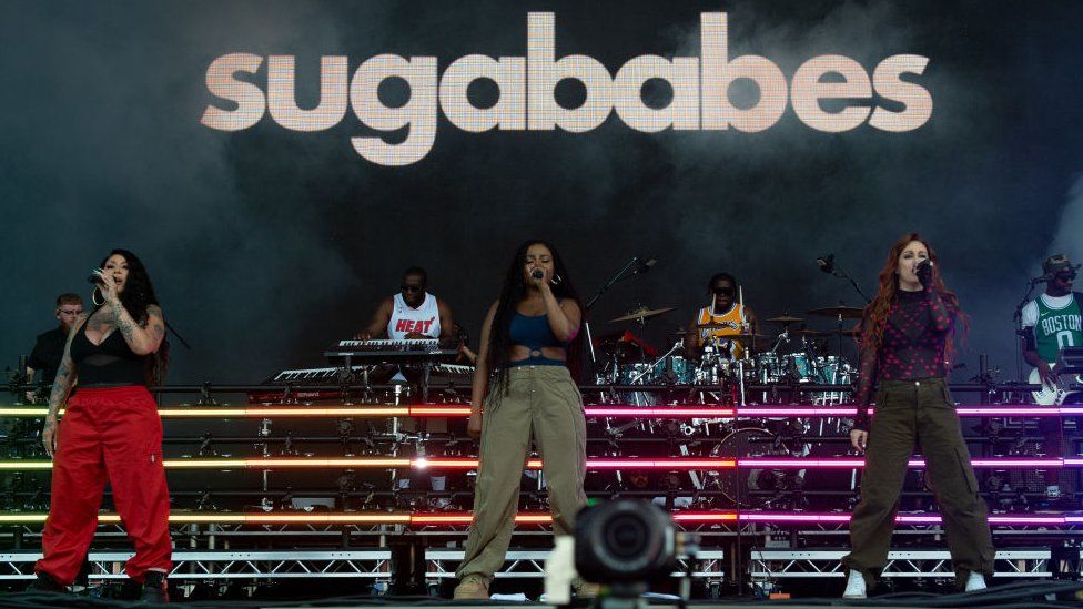 Трое участников Sugababes выступают на фестивале Isle of Wight