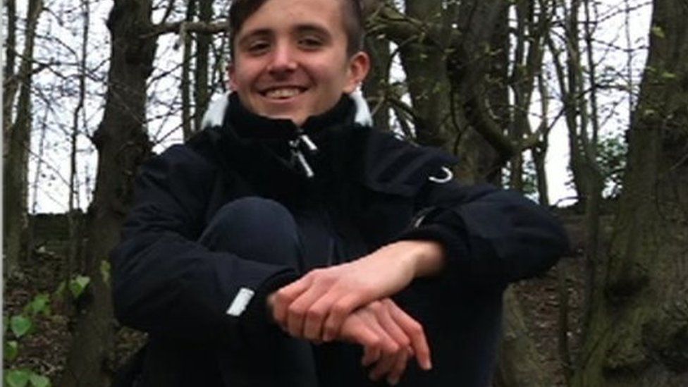 Evan Hawksworth: Charity walk for Wakefield rugby death teen - BBC News