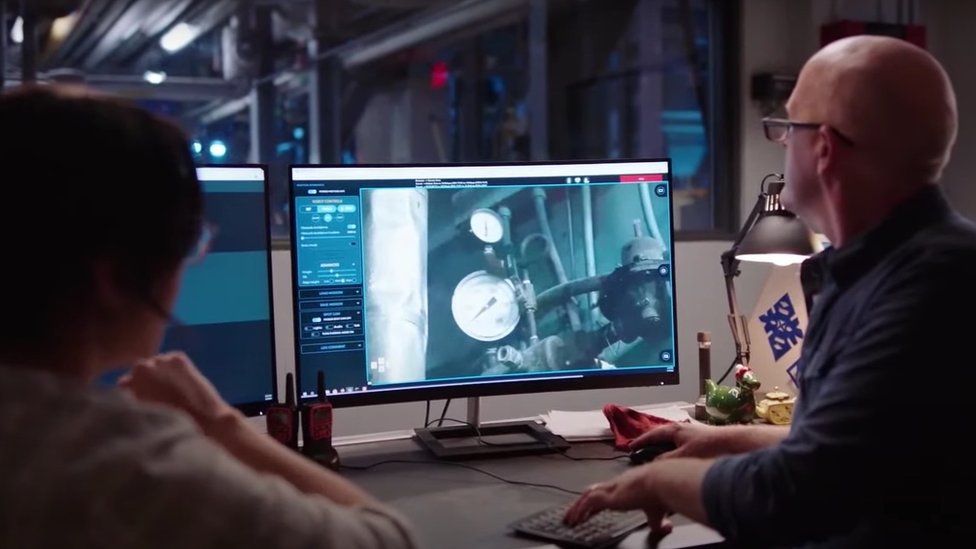 В демо-версии два человека управляют Spot с настольного компьютера
