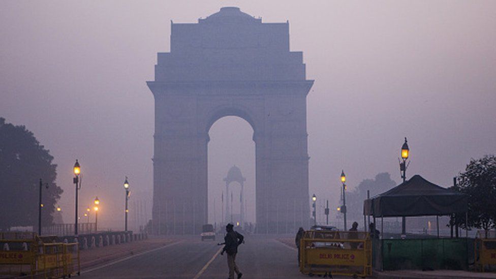 Delhi smog: Schools and colleges shut as pollution worsens - BBC News