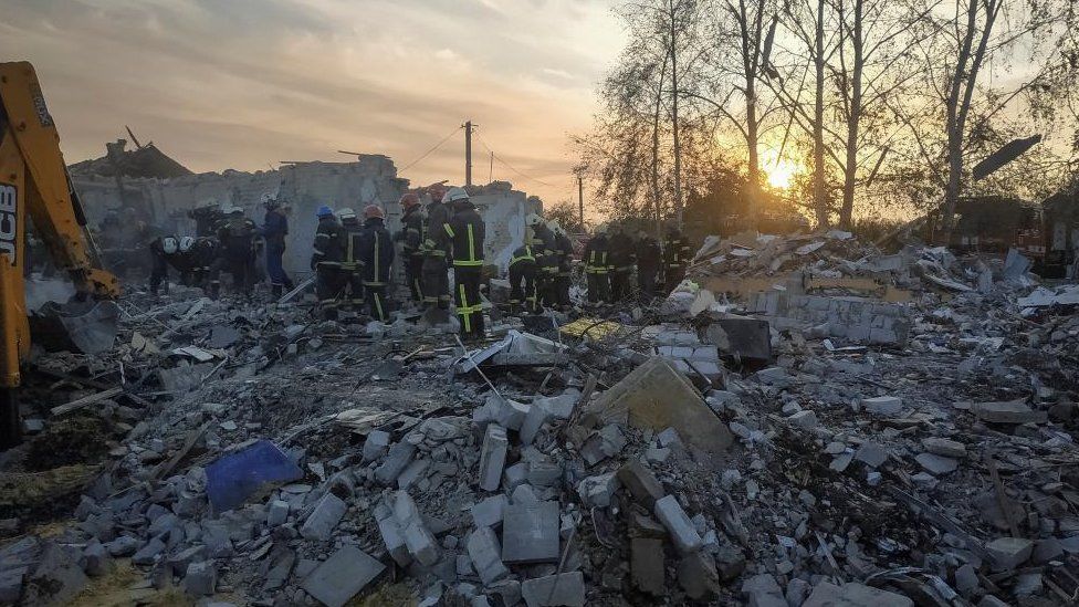 Спасатели работают на месте российского военного удара на фоне нападения России на Украину, в селе Гроза Харьковской области