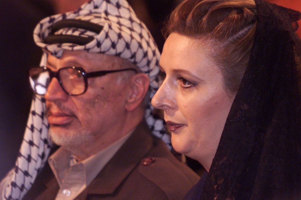 Ясир Арафат - на протяжении десятилетий лидер и подставное лицо палестинского народа в борьбе за государственность - с женой Сухой, дочерью Раймонды