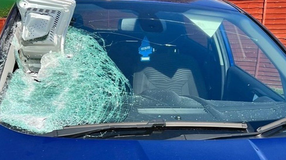 Gainsborough driver injured after microwave thrown at windscreen - BBC News