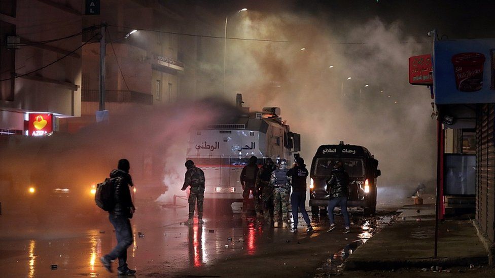 Столкновения сил безопасности с демонстрантами во время антиправительственных акций протеста в Тунисе, Тунис, 18 января 2021 г.