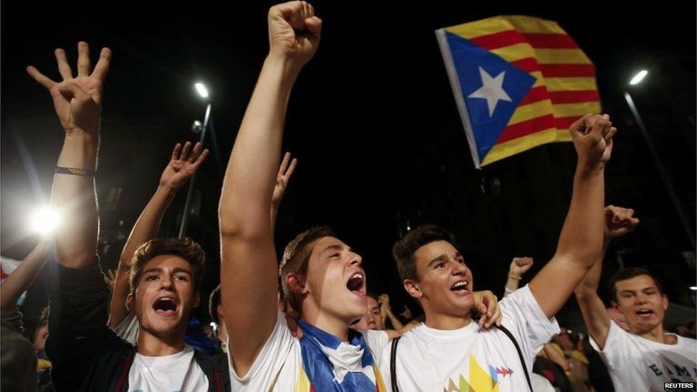 Supporter of secessionist group Junts Pel Si (Together for Yes) react after polls closed in a regional parliamentary election in Barcelona (September 27, 2015)