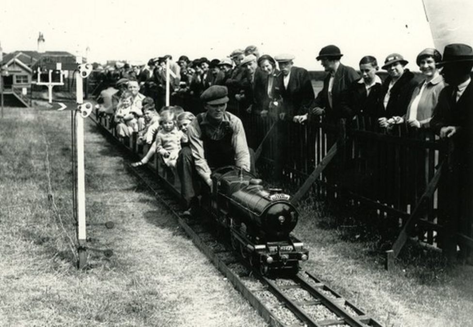 'Bittersweet' farewell for Scotland's oldest miniature railway - BBC News