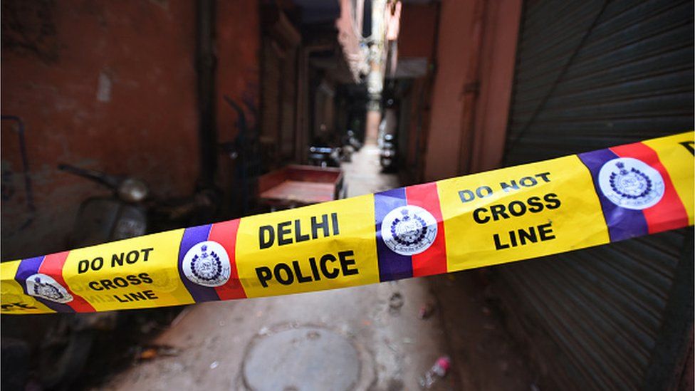 Полицейская баррикадная лента видна на месте, где вспыхнул пожар на заводе по производству пластика, в результате которого погибли 43 человека, в Анадж Манди 9 декабря 2019 года в Нью-Дели, Индия.