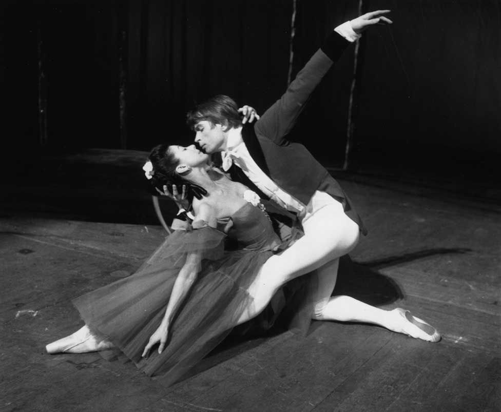 Nureyev performing with Margot Fonteyn