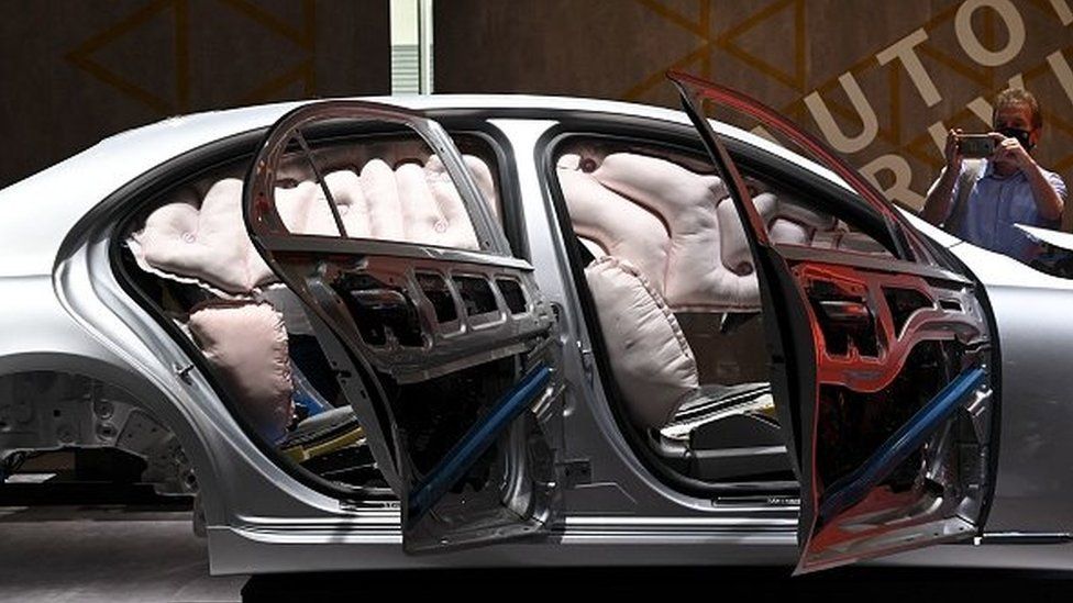 Функциональность подушек безопасности демонстрируется в автомобиле Mercedes во время пресс-показа на Международном автосалоне (IAA) 6 сентября 2021 г. в Мюнхене,